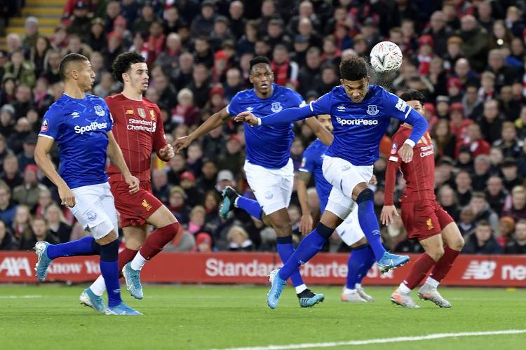 佩工：皮球先打在球员身上再弹到手上，裁判硬造了一个点球