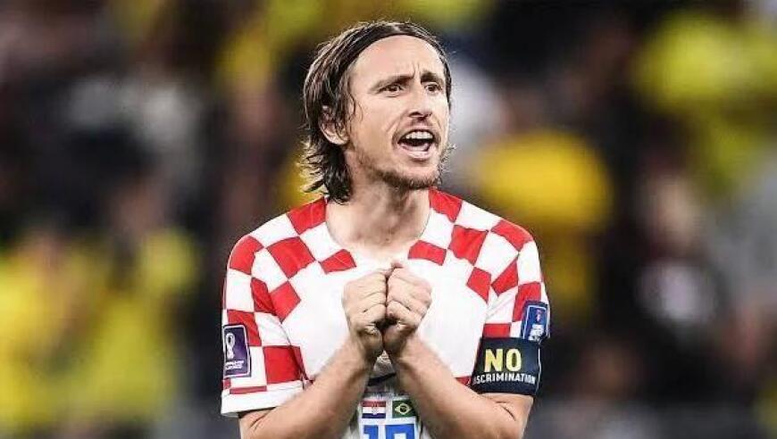 中超赛场争议判罚：VAR引发讨论,