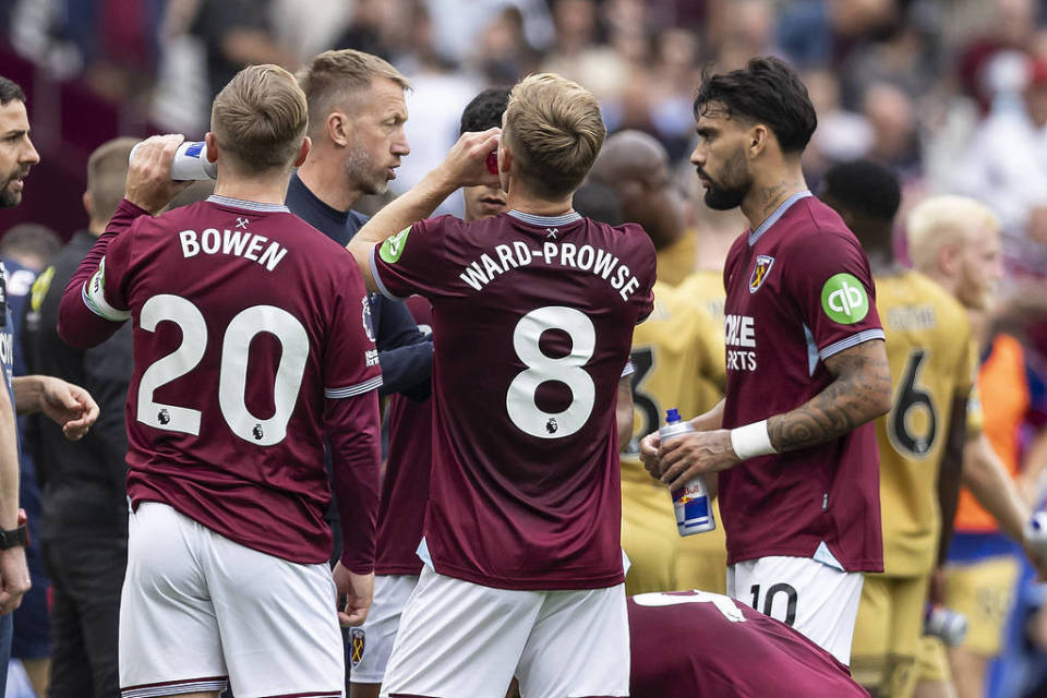 海港举办赛季总结会，王燊超乘直升机带冠军奖杯入场