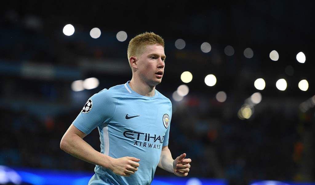 队友疯狂给他做掩护